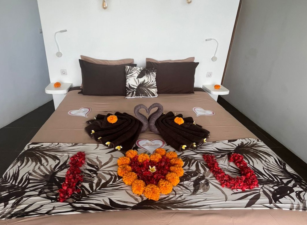 Klik untuk memilih gambar Villa bedroom with king bed and teak ceiling opening onto the pool