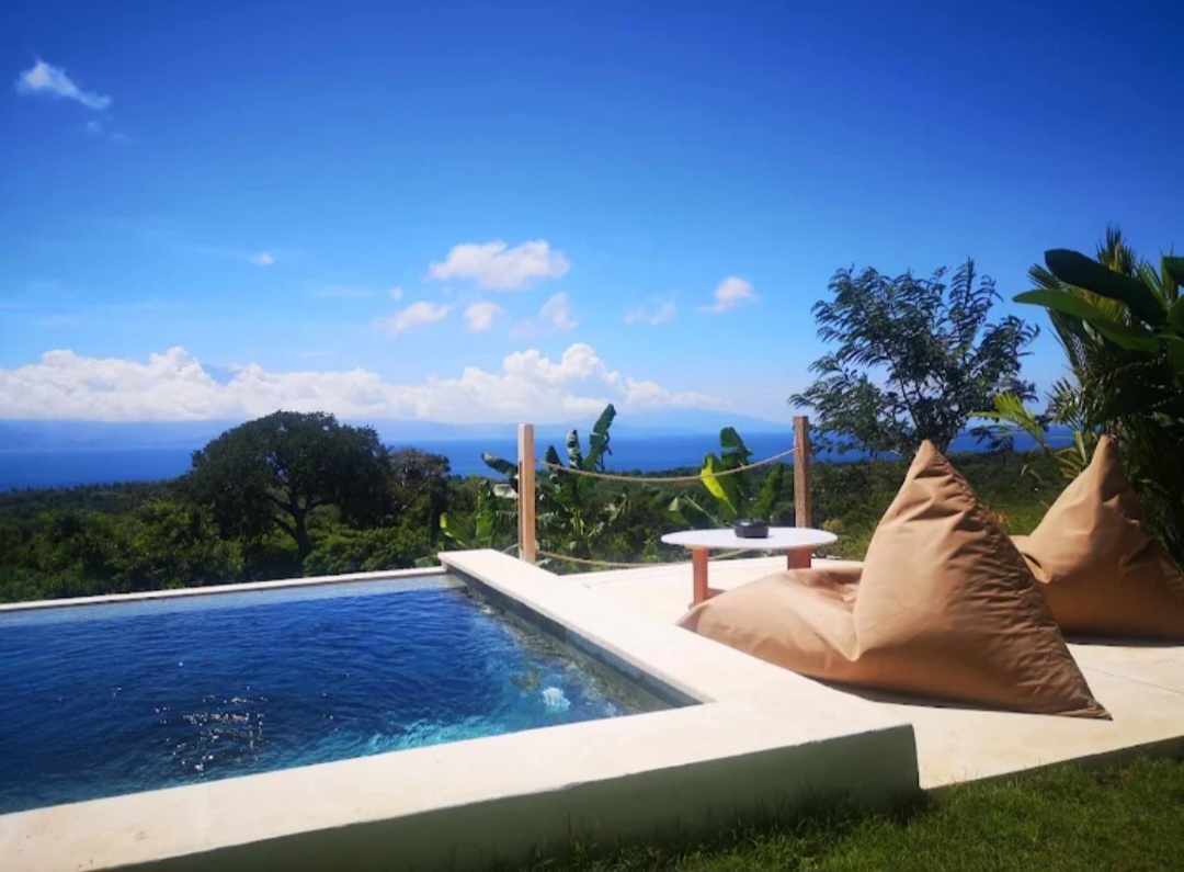 Klik untuk memilih gambar Infinity pool villa overlooking the valley and Mount Agung at golden hour