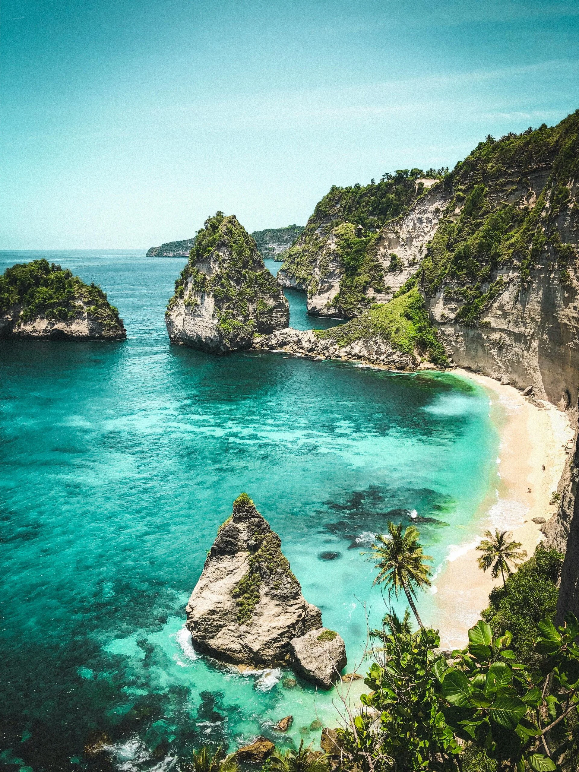 Klik untuk memilih gambar Kelingking Beach cliffs and turquoise waves from above