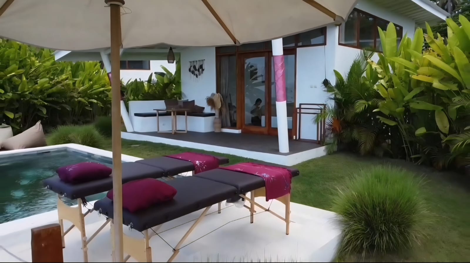 Klik untuk memilih gambar Open-air spa bath with frangipani flowers overlooking the jungle valley