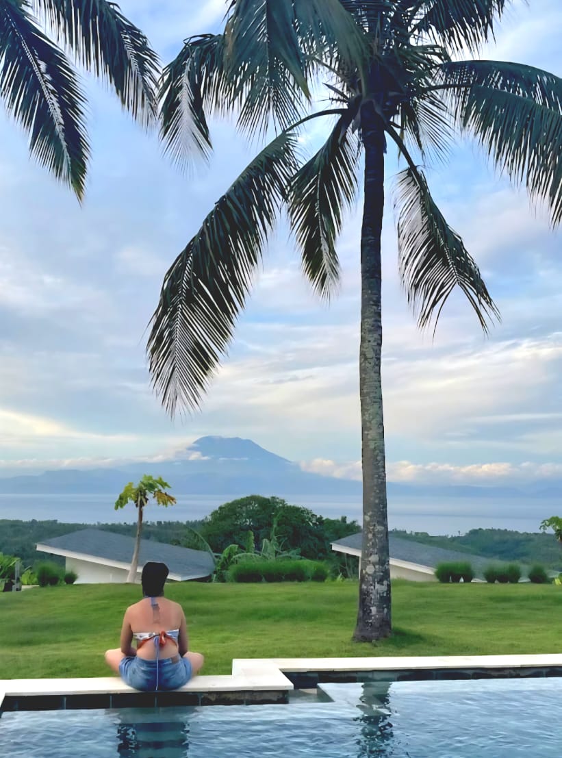 Klik untuk memilih gambar Private infinity pool at sunrise with floating breakfast tray